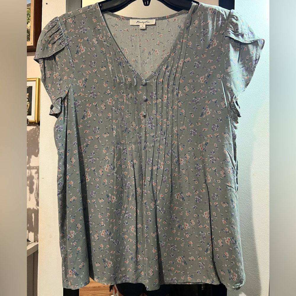 BLOUSE. Short flutter sleeved blouse. Size small.